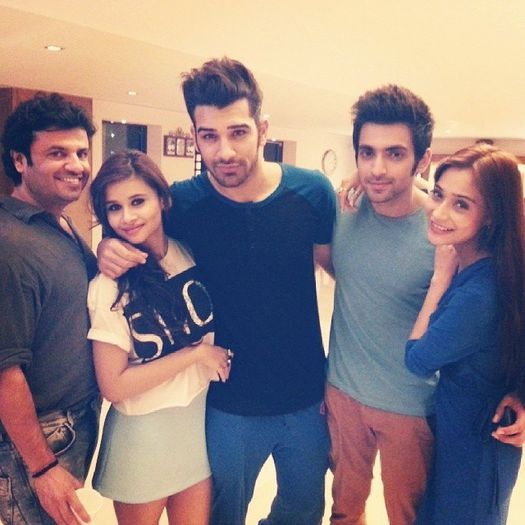  - sara khan25