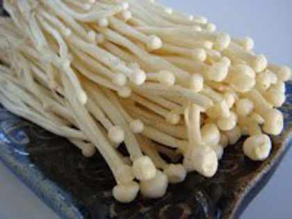 Enokitake-forma japoneza - ciuperci comestibile