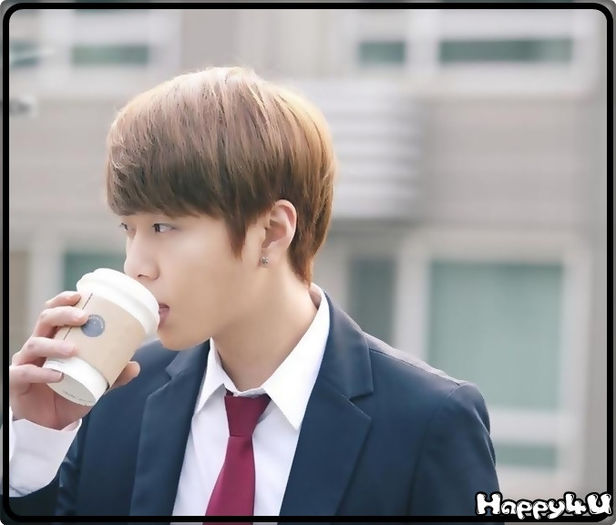 ~ ..[bea dintr`un pahar cu cafea] ..Suferi după Nam Il? ..[râde] Nu merită. - Z - I - RcP - episodul 10
