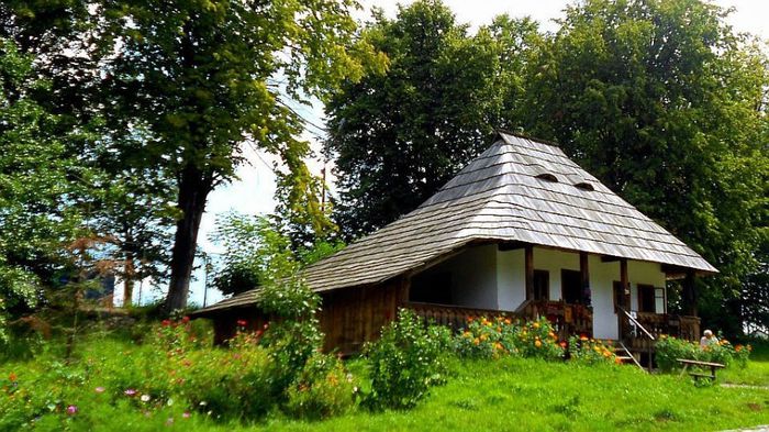 casc483-taraneasca-tradic89bionalc483-din-bucovina