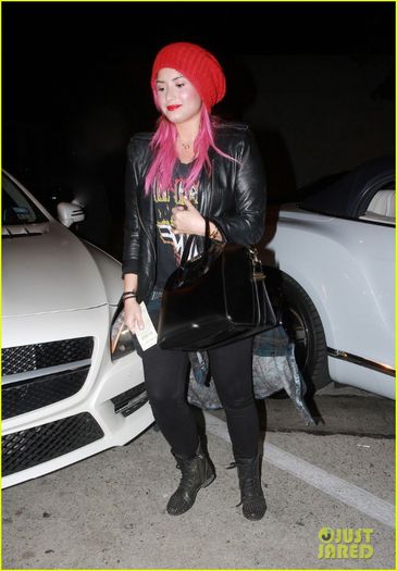 selena-gomez-grabs-dinner-wtih-pink-haired-demi-lovato-01 - Selena Gomez Grabs Dinner with Pink-Haired Demi Lovato