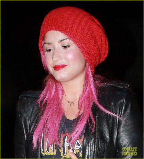 selena-gomez-grabs-dinner-wtih-pink-haired-demi-lovato-04 - Selena Gomez Grabs Dinner with Pink-Haired Demi Lovato