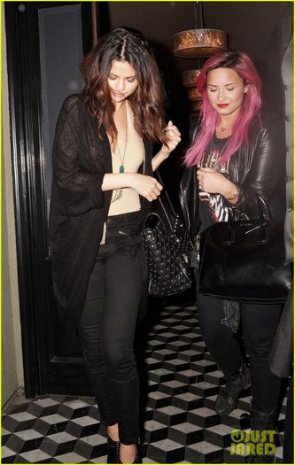 selena-gomez-grabs-dinner-wtih-pink-haired-demi-lovato-05 - Selena Gomez Grabs Dinner with Pink-Haired Demi Lovato