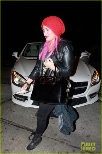 selena-gomez-grabs-dinner-wtih-pink-haired-demi-lovato-07 - Selena Gomez Grabs Dinner with Pink-Haired Demi Lovato