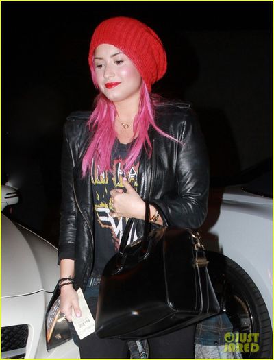 selena-gomez-grabs-dinner-wtih-pink-haired-demi-lovato-08 - Selena Gomez Grabs Dinner with Pink-Haired Demi Lovato