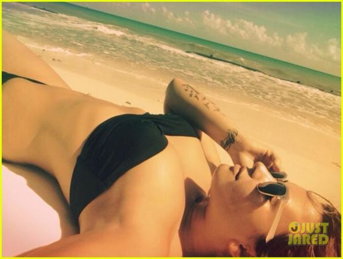 demi-lovato-posts-bikini-selfie-feeling-healthy-in-2014-01 - Demi Lovato Shares Bikini Selfie Feeling Healthy and Rested in 2014