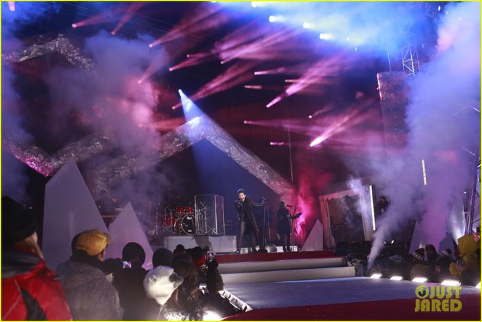 demi-lovato-performs-for-et-canada-on-new-years-eve-2014-01 - Demi Lovato Performs for ET Canada on New Years Eve 2014