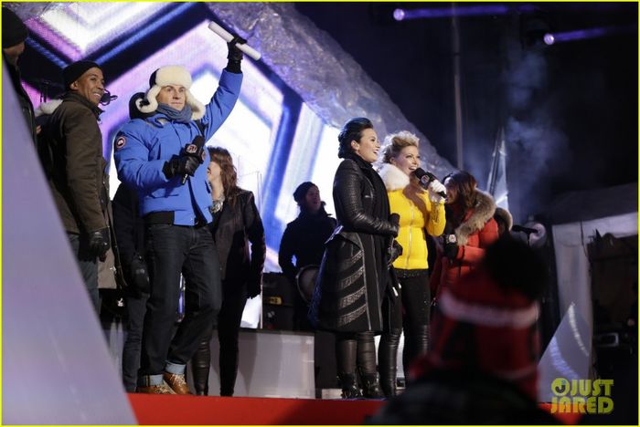 demi-lovato-performs-for-et-canada-on-new-years-eve-2014-04