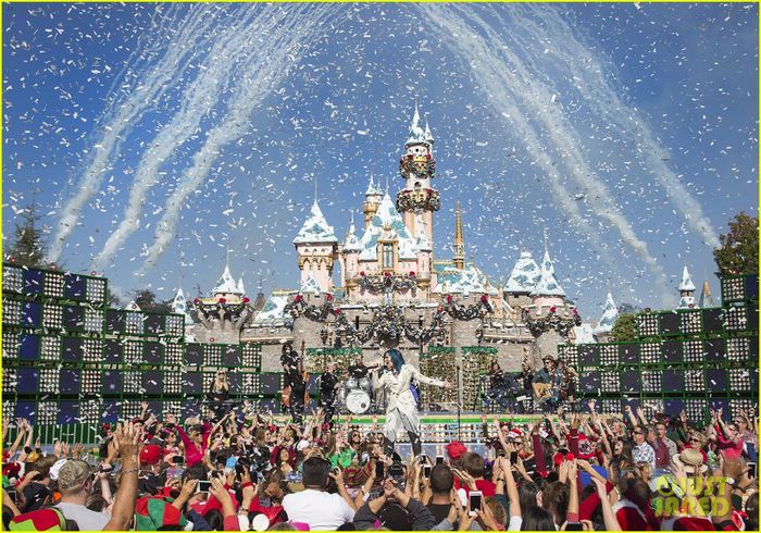 demi-lovato-sings-let-it-go-at-disney-christmas-parade-video-01 - Demi Lovato Let it Go at Disney Christmas Parade
