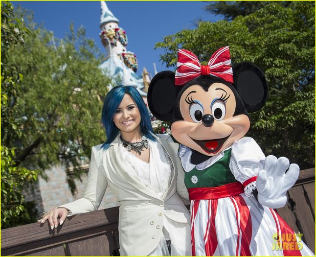 demi-lovato-sings-let-it-go-at-disney-christmas-parade-video-02 - Demi Lovato Let it Go at Disney Christmas Parade