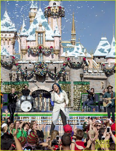 demi-lovato-sings-let-it-go-at-disney-christmas-parade-video-03 - Demi Lovato Let it Go at Disney Christmas Parade