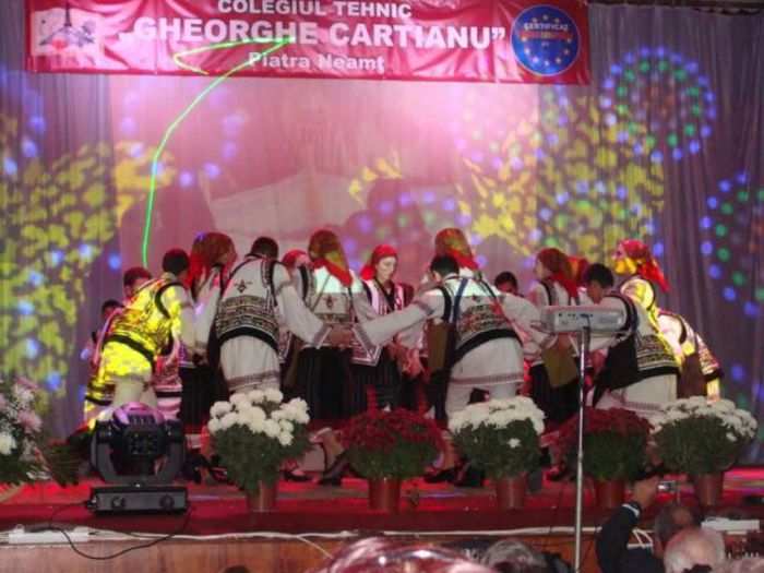 ANSAMBLUL DE DANSURI LICEUL CARTIANU