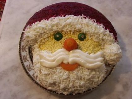 salata "Mos Craciun" - Idei de aranjare a platourilor pentru mese festive