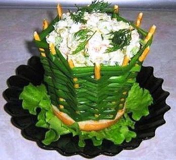 salata olivier in cosulet - Idei de aranjare a platourilor pentru mese festive
