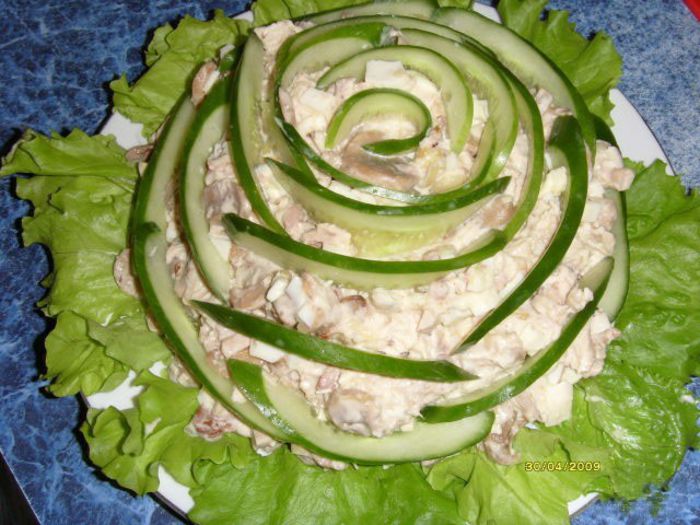 salata cu ciuperci,carne de pui si oua - Idei de aranjare a platourilor pentru mese festive