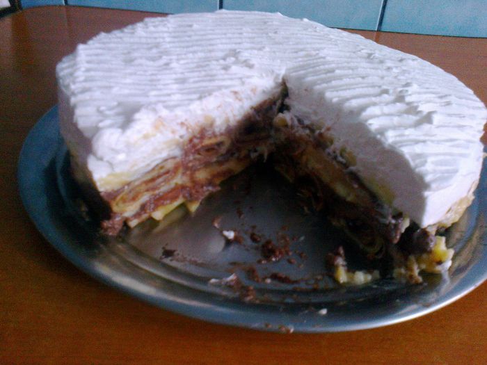 Tort de clatite (umplutura cu dulceata struguri), budinca de ciocolata, budinca de vanilie si frisca