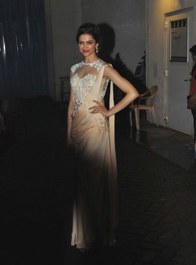 y38ijdvlqcy08emm.D.0.Deepika-Padukone-promoting-CHENNAI-EXPRESS-on-INDIAN-IDOL-JUNIOR-sets--6-[1] - Deepika dresses