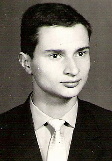 Cristian Zainescu bacalaureat, iunie 1966; Bacalaureat al Liceului Alexandru Ioan Cuza (Nr. 26) Bucuresti, iunie 1966. Fotografie de pe diploma.
