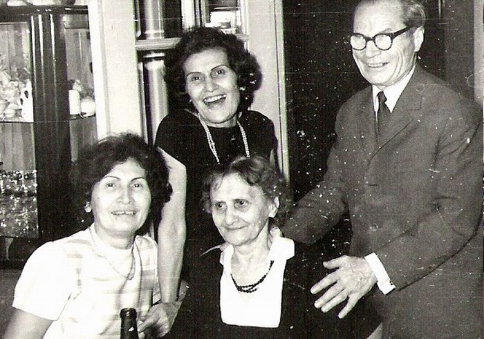 Bunica, Maria Zainescu, si cei trei copii; Rodica, Victoria si Constantin, Bucuresti 1969

