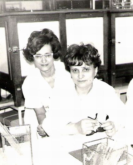 Mama (dreapta) în pragul pensionarii; La Laboratorul Central de Serologie, Bucuresti 1970
