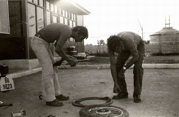 Adamclisi. Pana de cauciuc la motoreta; Cu colegul de facultate Cornel Ichim, 1976
