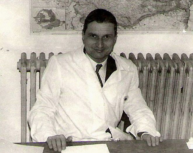 Cristian Zainescu, cercetator stiintific; La Institutul de Chimie Petru Poni Iasi. Fotografie din 1980
