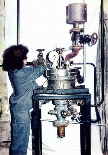 Instalatia experimentala a unui nou filtru; Filtru nuce cu descarcare interioara, inventie proprie (Brevet Romania nr. 74666/1980), Combinatul Chimic Fagaras, 1987
