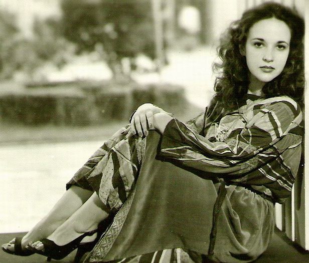 Prietena dupa divort, Cristina Chiprian; Profesor doctor in filologie si poetesa, Iasi 1987.
