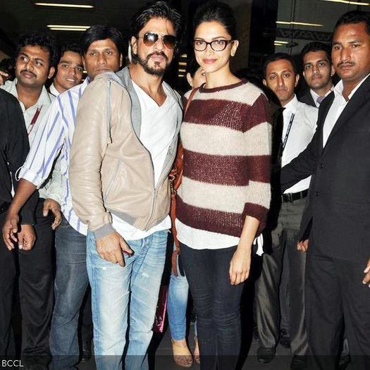 Comfortably-dressed-casuals-Chennai-Express-pair - Deepika si prietenii ei