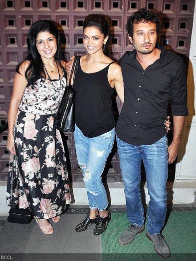 Deepika-Padukone-with-Anaita-and-Homi-Adjania-at-Shiamak-Davars-Selcouth-dance-show-held-in-Mumbai-o