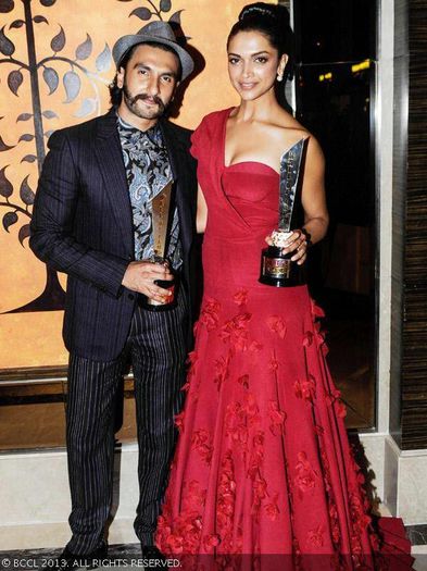 Ranveer-Singh-and-Deepika-Padukone-proudly-pose-with-their-trophies-at-Hello-Hall-Of-Frame-Awards-20