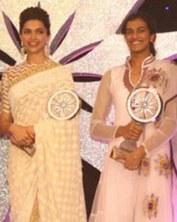 cnn-ibn-award-nights-3_th - Deepika premii