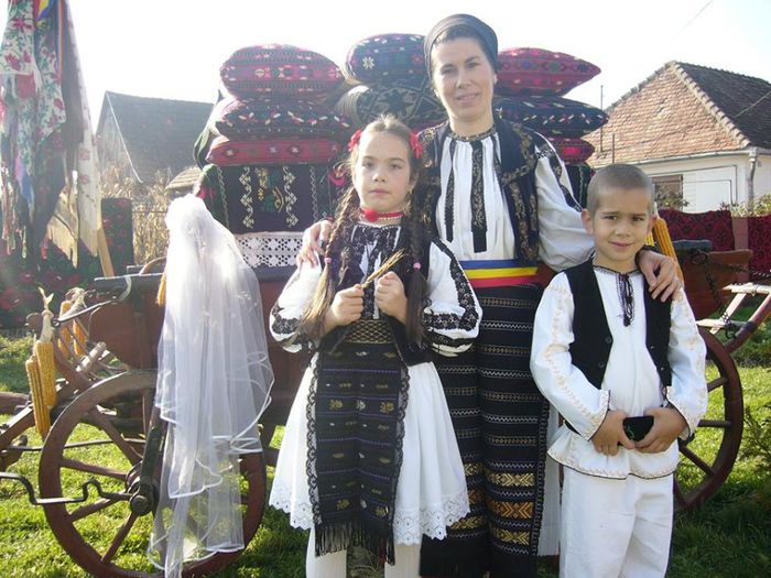  - COSTUMUL POPULAR ROMANESC DIN DIFERITE ZONE