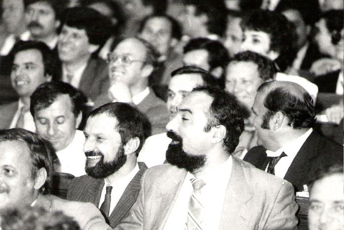 In Adunarea Deputatilor, iunie 1990; Langa deputatul Varujan Vosganian (Uniunea Armenilor), viitor ministru PNL
