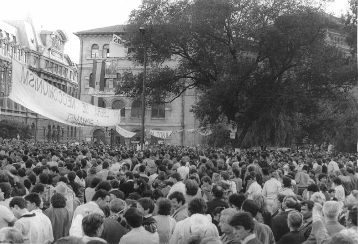 Zona Libera de Neocomunism; Piata Universitatii, Bucuresti, mai-iunie 1990 (fotografie de pe internet)
