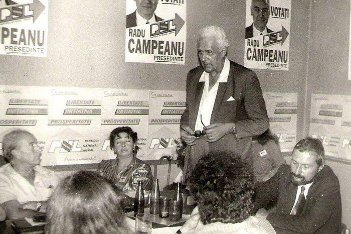Cu Dan A. Lazarescu la sediul PNL Iasi - 1990
