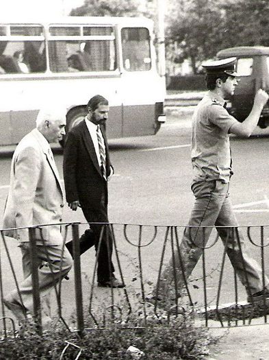 Primirea lui Radu Campeanu la Iasi; La sediul PNL din Podu Ros, 31 august 1990 (Radu Campeanu, presedintele PNL, vicepresedinte al Senatului Romaniei)
