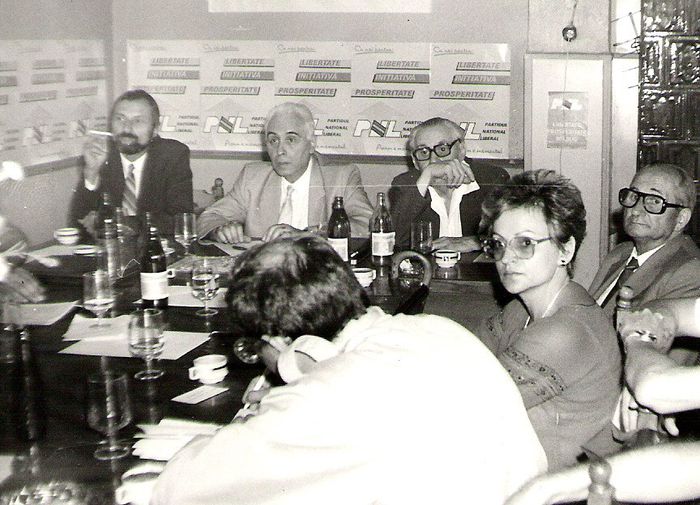 Aspect din sala; In dreapta, Iuri Bogdanov (Chisinau, cu spatele), Rodica Serbanescu (deputat de Bacau) si Nicolae Enescu (vicepresedinte PNL si deputat de Arges)
