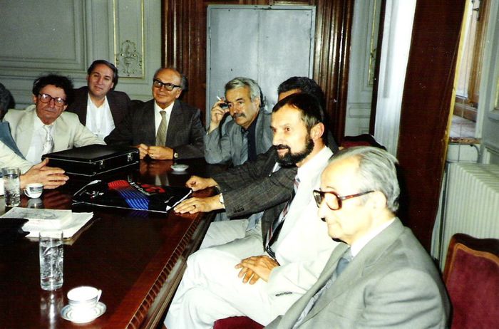 In sala grupului parlamentar din Camera - 1990