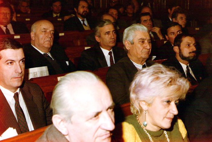 In Camera Deputatilor (in dreapta), 1990; In stanga, Calin Popescu Tariceanu, deputat de Arad, viitor prim-ministru
