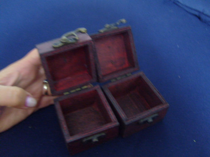 S7000932; Cufar bijuterii
PRET 5LEI
