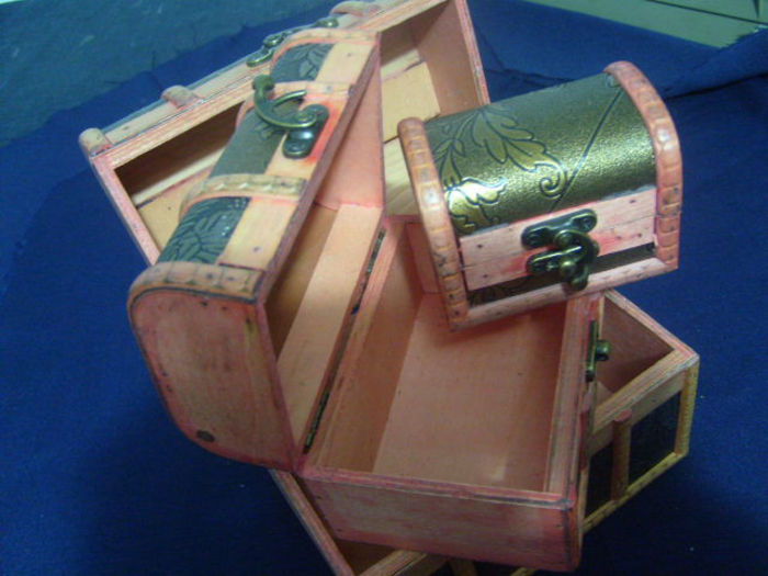 S7000937; Cufar bijuterii
Cutie mare 15lei
Cutie mijlocie 10lei
CUTIE MICA 5 LEI
