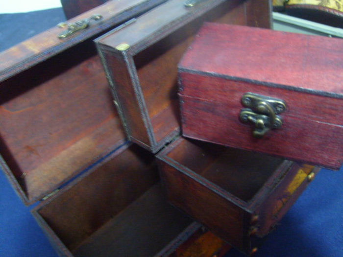 S7000944; Cufar bijuterii
Cutie mare 15lei
Cutie mijlocie 10lei
CUTIE MICA 5 LEI
