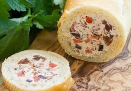 bagheta umpluta cu crema de branza - Idei de aranjare a platourilor pentru mese festive