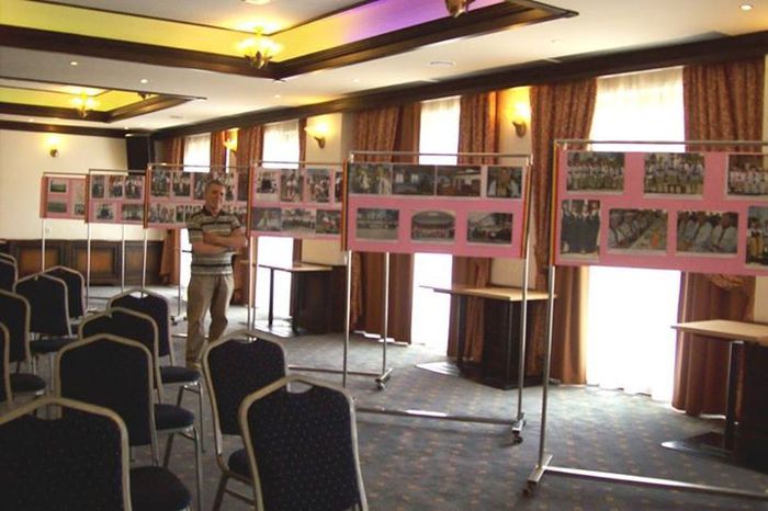 PANOURILE EXPO-FOTO CU PORTUL DIN PALOS,INAINTE DE VERNISAJ LA SIGHISOARA.