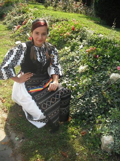 1174608_577658962292094_1592324556_n - COSTUMUL POPULAR ROMANESC DIN DIFERITE ZONE
