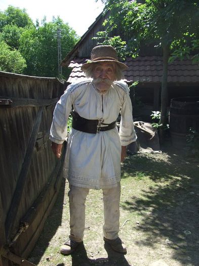 154696_112588832144519_822389_n - COSTUMUL POPULAR ROMANESC DIN DIFERITE ZONE