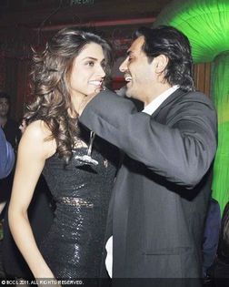 Deepika-Padukone-and-Arjun-Rampal-having-gala-time-during-the-Bombay-Times-17th-anniversary-bash-at-