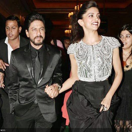 Shah-Rukh-Khan-and-Deepika-Padukone-arrive-hand-in-hand-at-the14th-International-Indian-Film-Academy