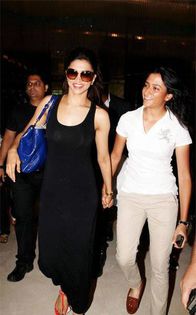 408194_561992250489860_96305744_n[1] - Deepika si prietenii ei